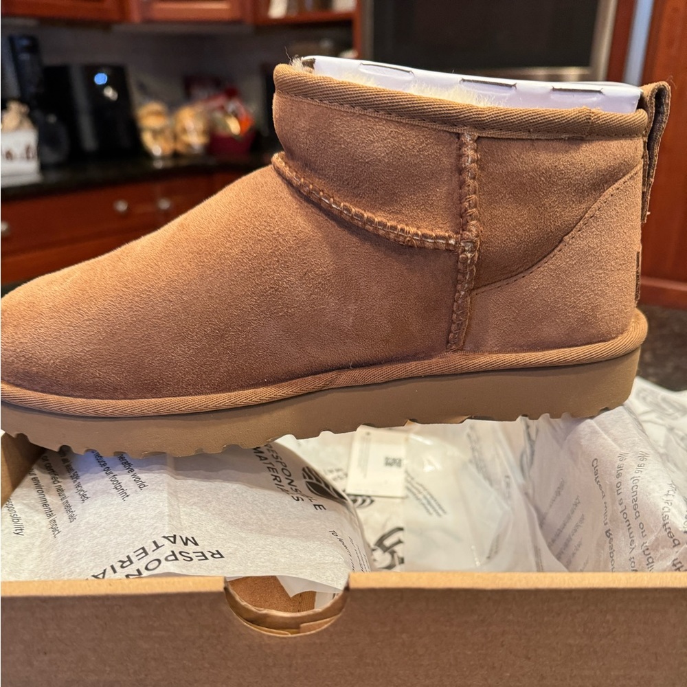 UGG MINI CLASSIC NEW IN BOX